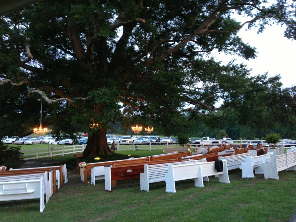 church-pews-for-outdoor-wedding