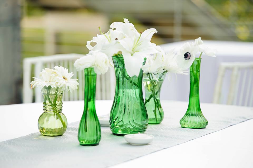 green-vase-modern-centerpieces