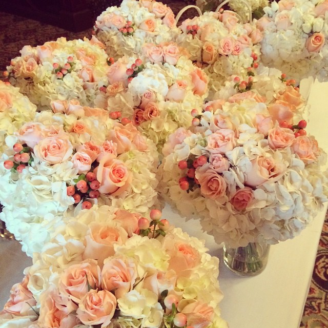 coral-and-peach-bouquets